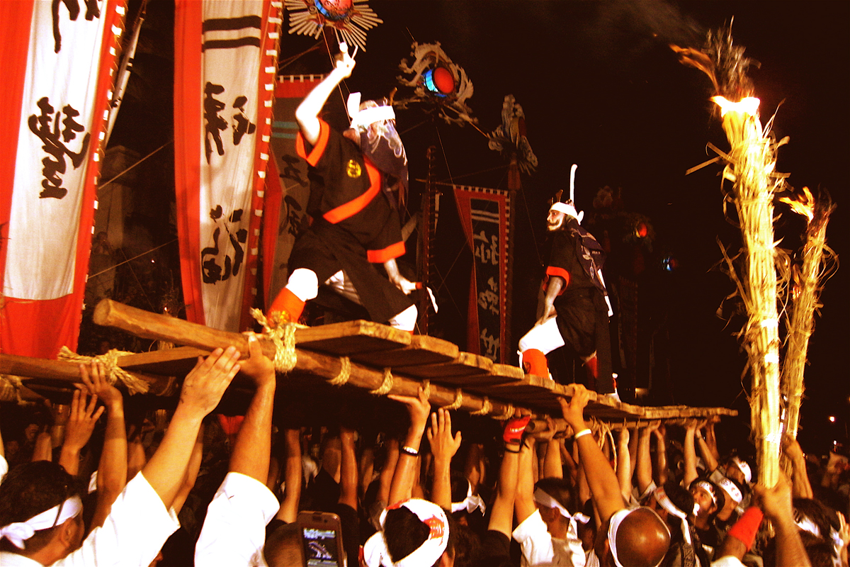 大綱引きの前に行われる勇壮なツナヌミン(撮影/新盛基史さん) 大綱引きの前に行われる勇壮なツナヌミン(撮影/新盛基史さん)