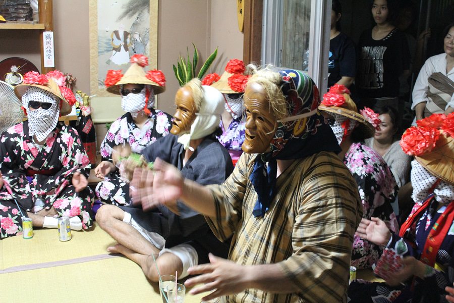 見物人の質問に、ユーモアたっぷりに答えるウシュマイとンミ 見物人の質問に、ユーモアたっぷりに答えるウシュマイとンミ