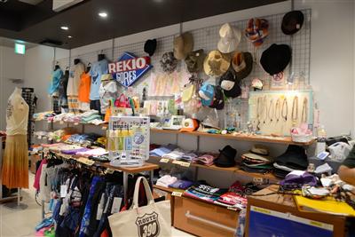 Tシャツのほか、帽子やアクセサリーも土産におすすめ