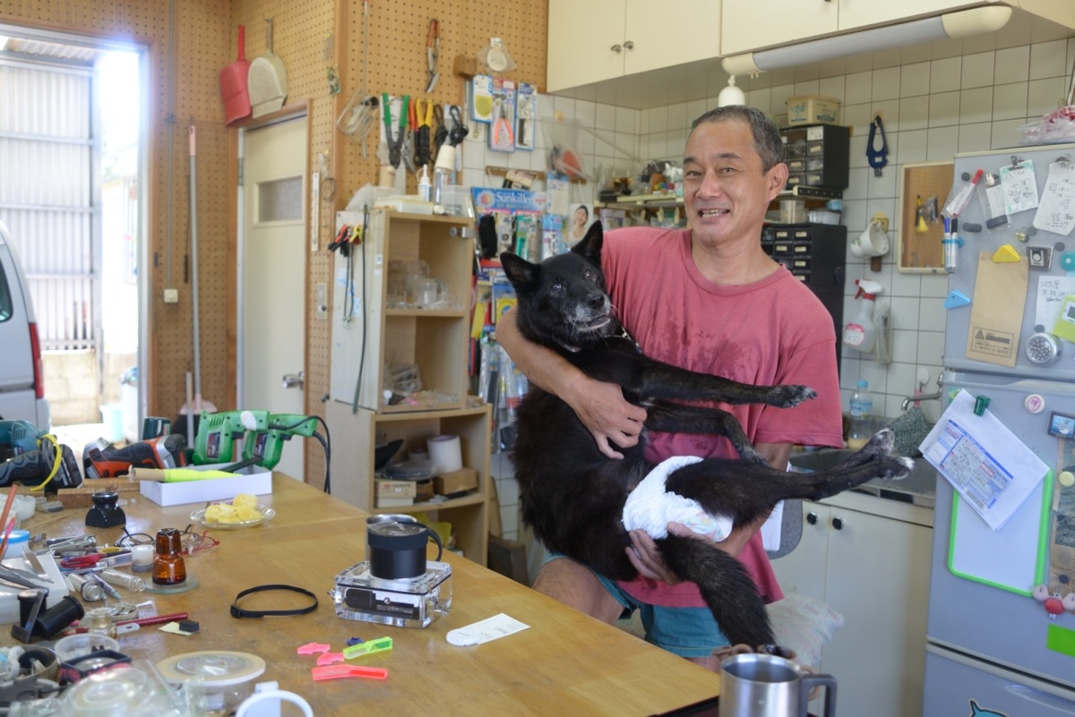 店舗兼作業場。愛犬を抱えた原田さんの笑顔が素敵だ 店舗兼作業場。愛犬を抱えた原田さんの笑顔が素敵だ