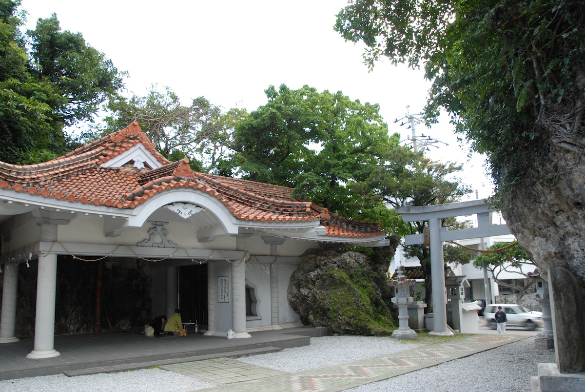 自然の鍾乳石が神様として祀られている糸満の拝所 自然の鍾乳石が神様として祀られている糸満の拝所