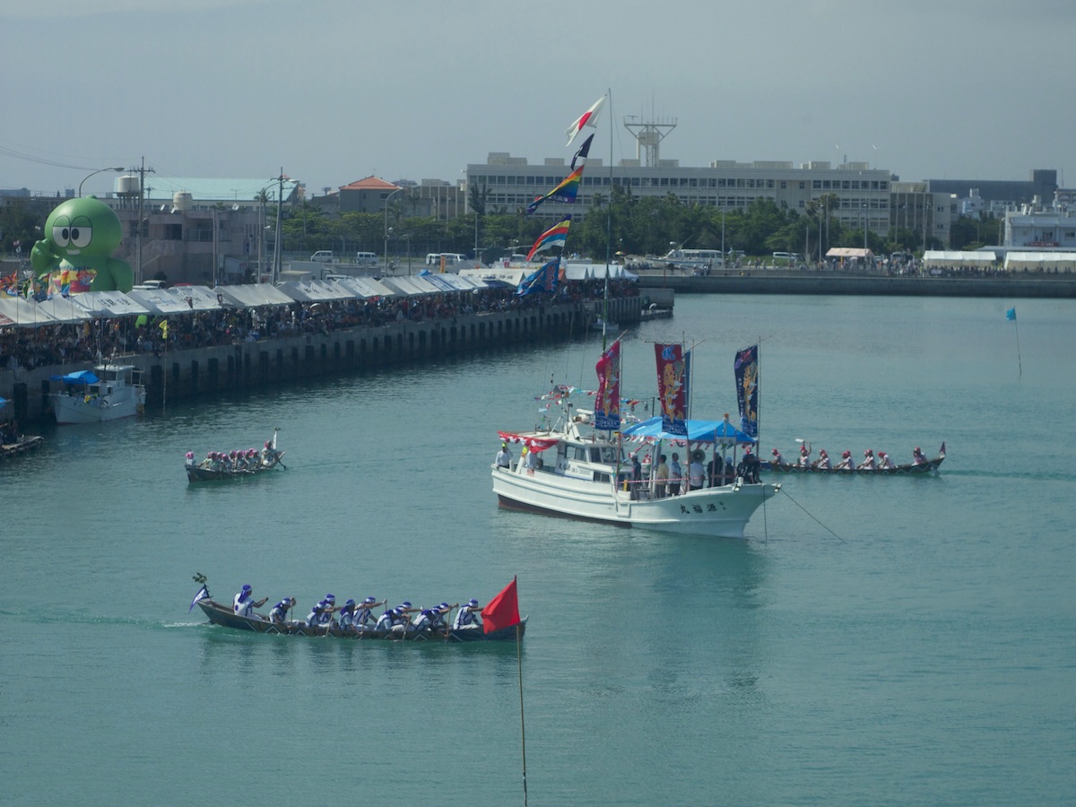 レース前に、華やかなムラ舟を3周するのがしきたり レース前に、華やかなムラ舟を3周するのがしきたり