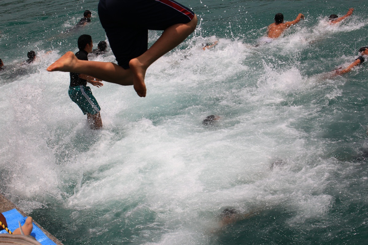 合図と同時に、一斉に海に飛び込む参加者たち 合図と同時に、一斉に海に飛び込む参加者たち