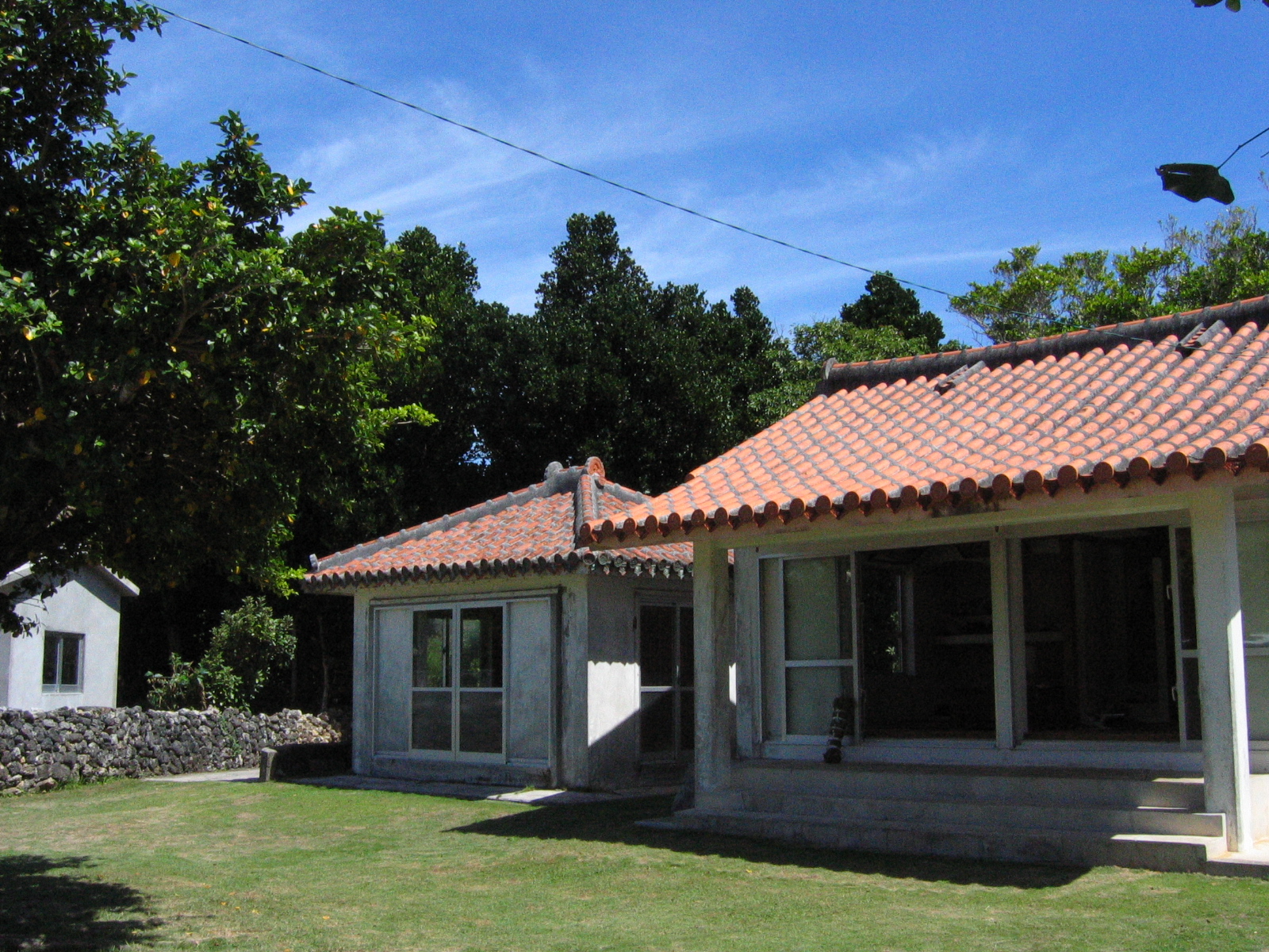 島の人々、生活の中心がここにある(写真/NPO法人久高島振興会) 久高島 外間殿