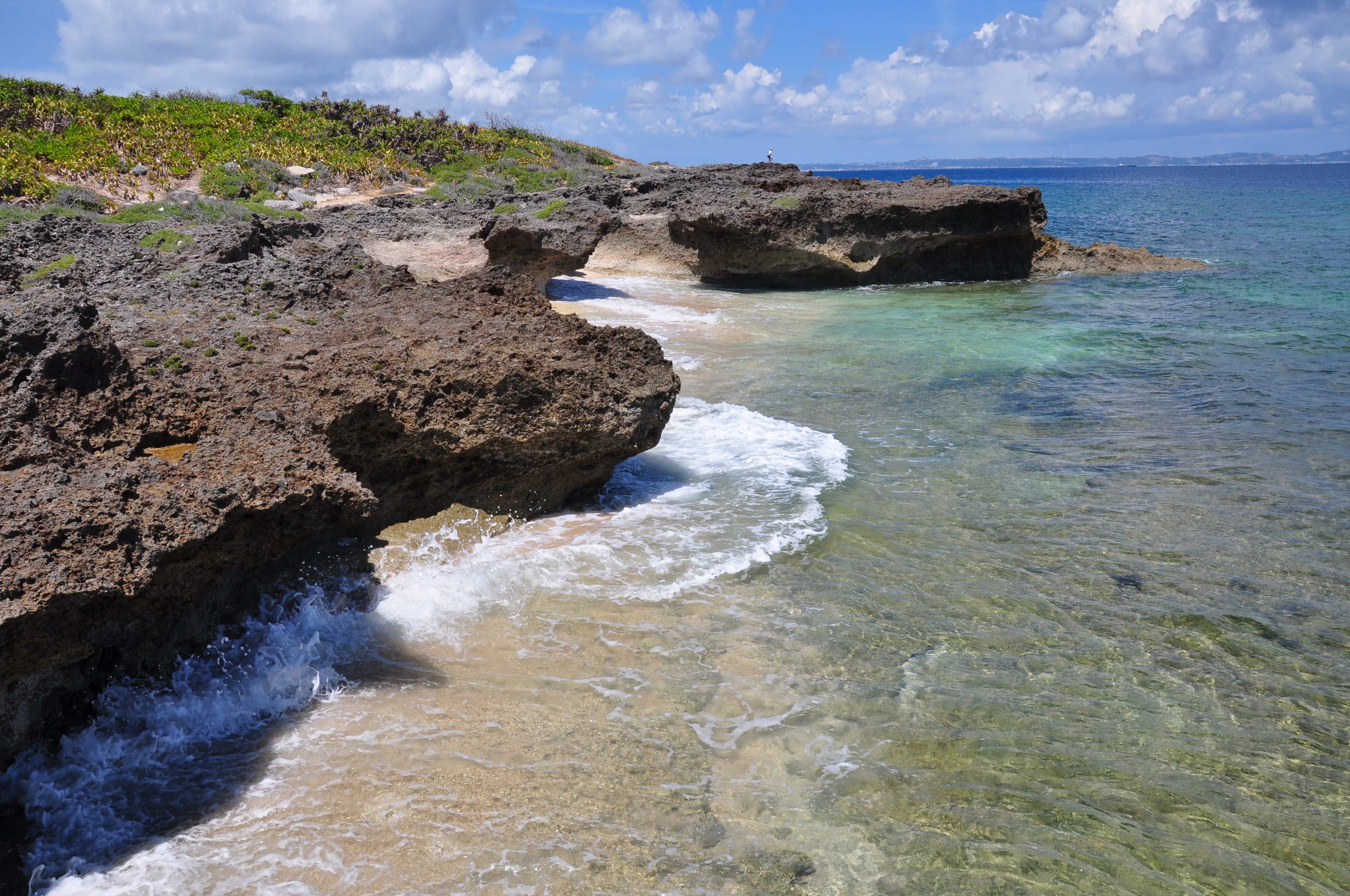 島人にとっては絶好のイカ釣りポイント(写真/伊藤麻由子) 久高島 カベ―ル岬
