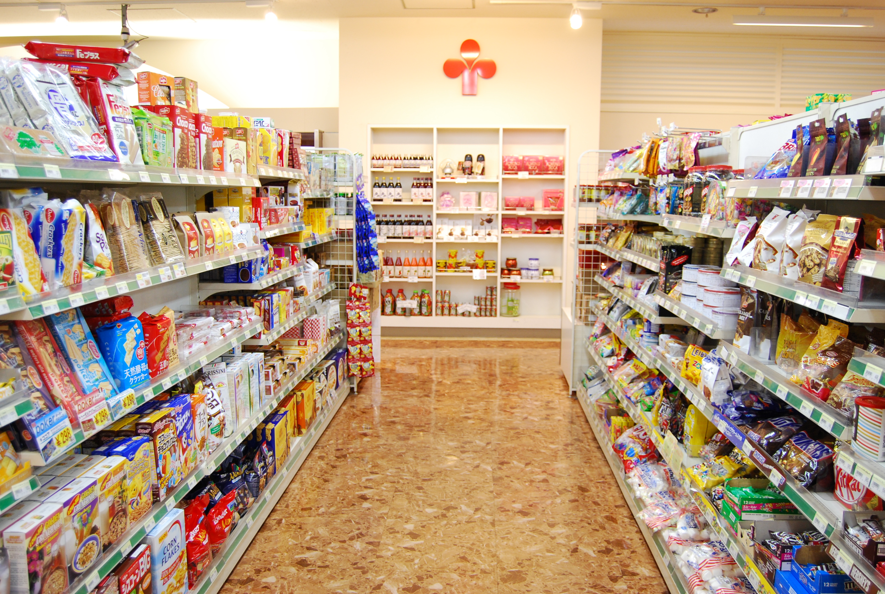 輸入品が買えるのもジミーの特徴。 ジミー那覇店