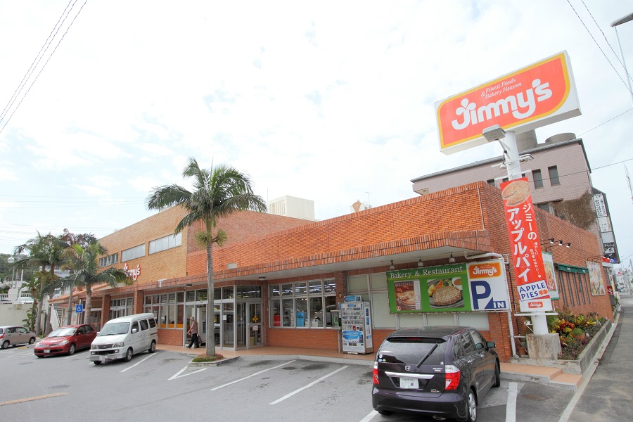 赤いレンガと大きな看板が目印 ジミー大山店