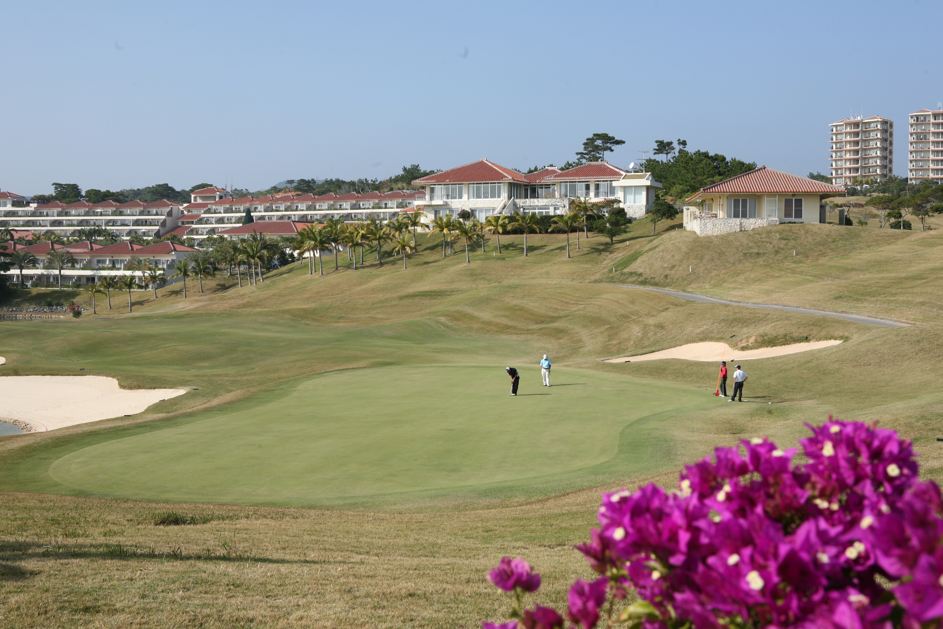 グリーンの背景に見えるのは客室棟。すべてを備えたリゾートコースだ。 カヌチャゴルフコース