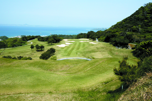 セカンドから緩やかな上りとなる1番ホール ベルビーチゴルフクラブ