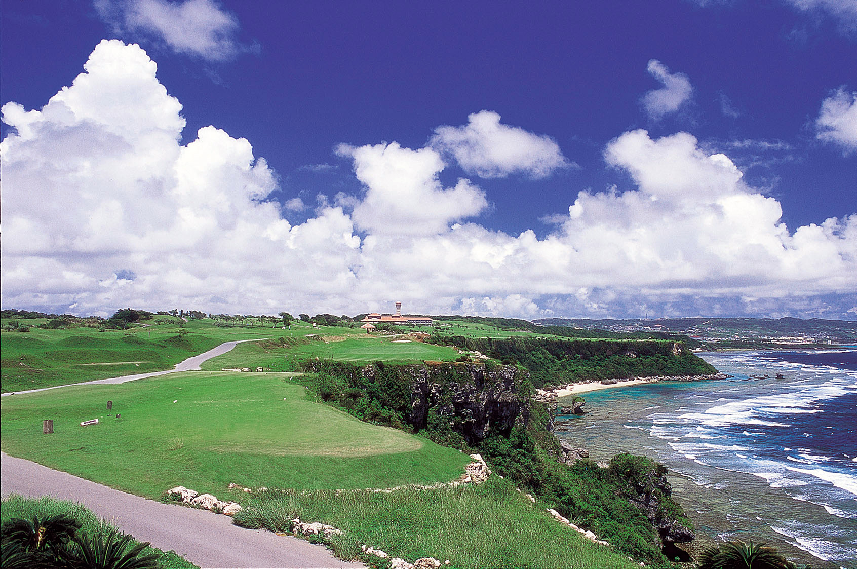 名物の8番ホールは海越えのショートホール。眺めは最高だがプレッシャーも大きい ザ・サザンリンクスゴルフクラブ