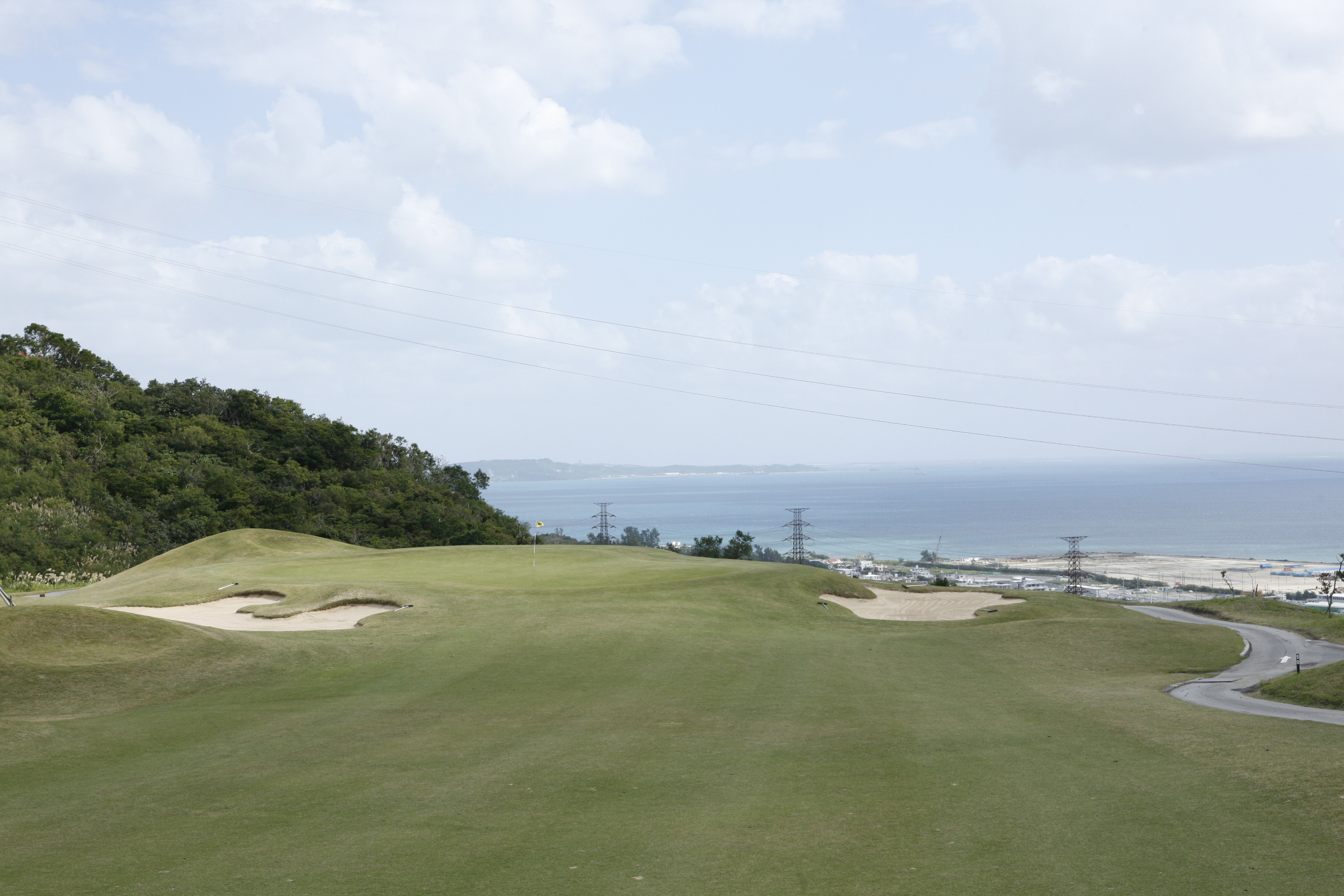 ストレートな10番ホール。セカンド地点からは勝連半島が見える オーシャンキャッスルカントリークラブ