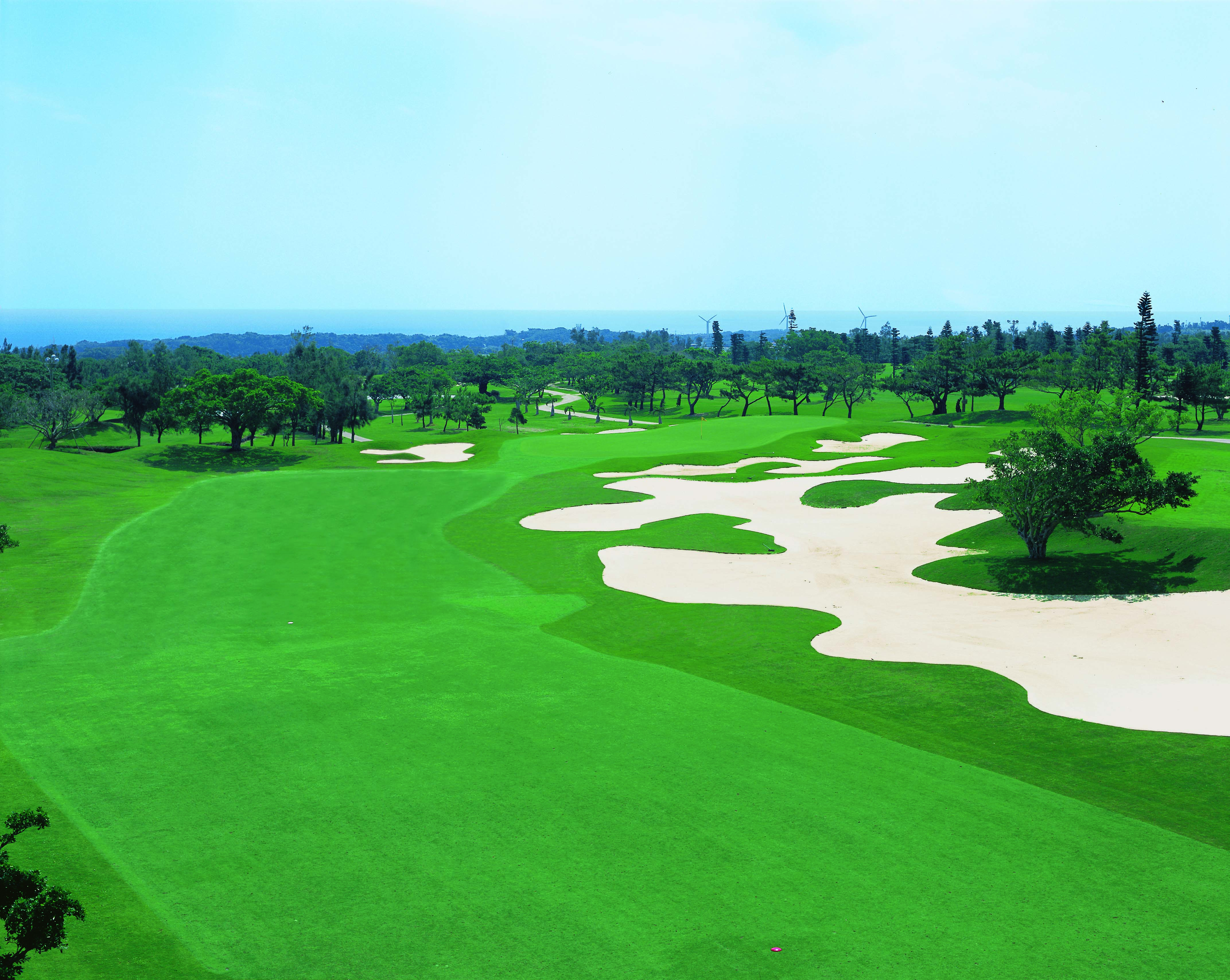 120メートルにもおよぶバンカーが右手に続く16番ホール 那覇ゴルフ倶楽部