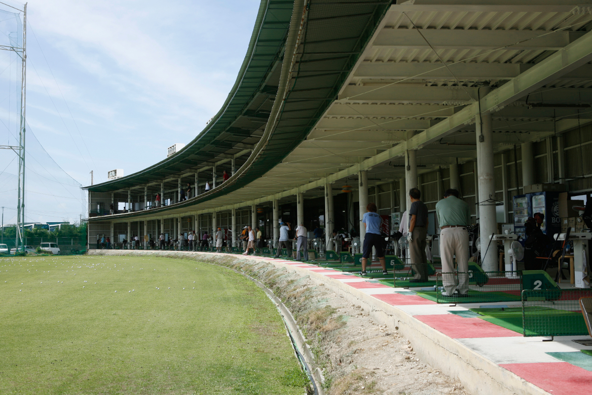 平日の昼間でもにぎわう打席。活気にあふれている 那覇空港ゴルフ練習場