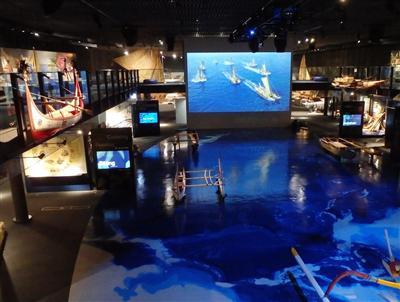さまざまな大きさや形状の船が展示されている