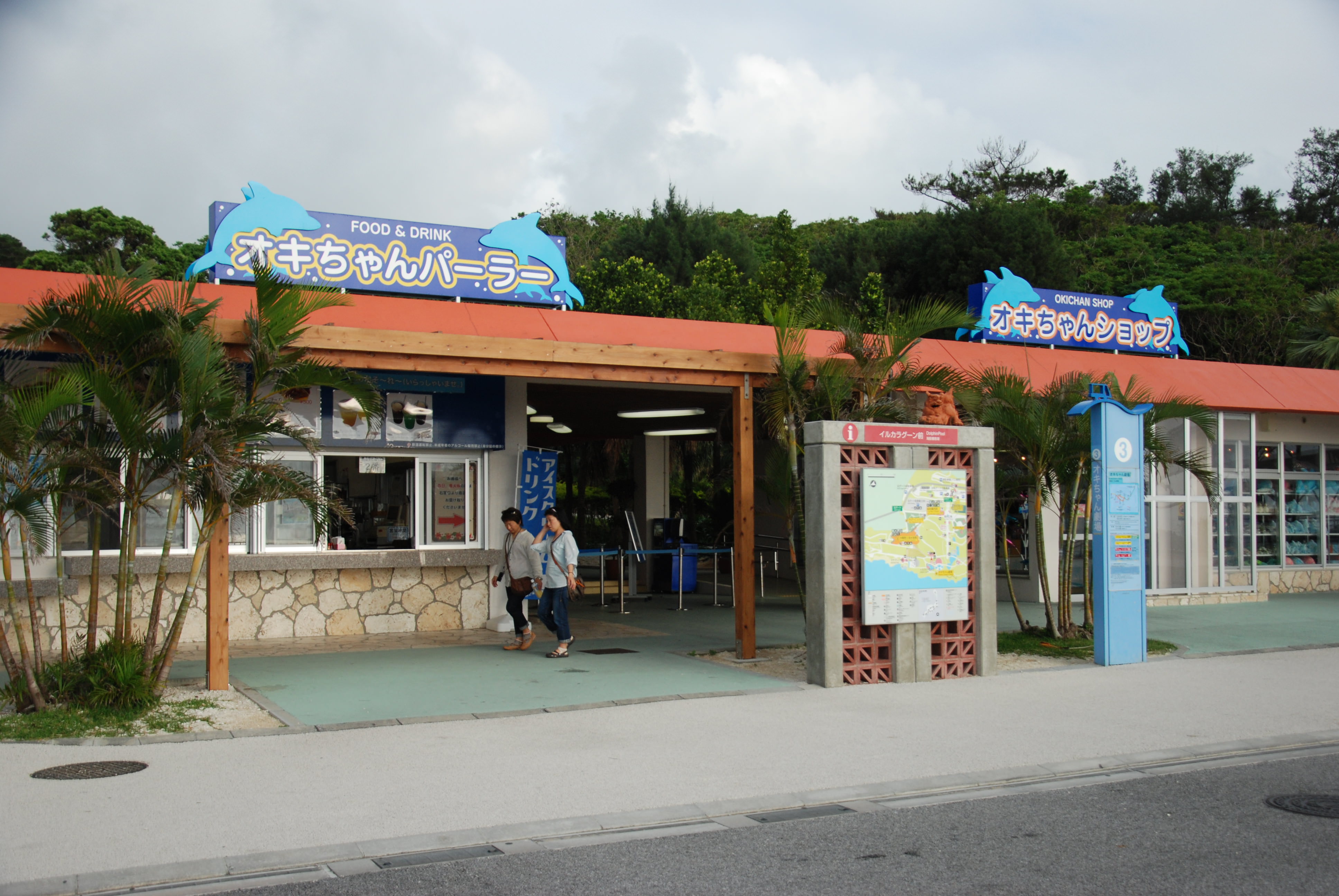 セルフサービス形式なので、受け取った後は自由な場所で食べられます セルフサービス形式なので、受け取った後は自由な場所で食べられ