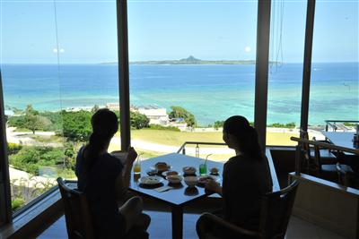 青く広い海を正面に見渡しながら食事を楽しめます