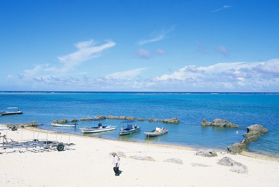 イノーの中にある白保の港。沖ではアオサンゴの群落が見られる 撮影/瀬戸口 靖 イノーの中にある白保の港