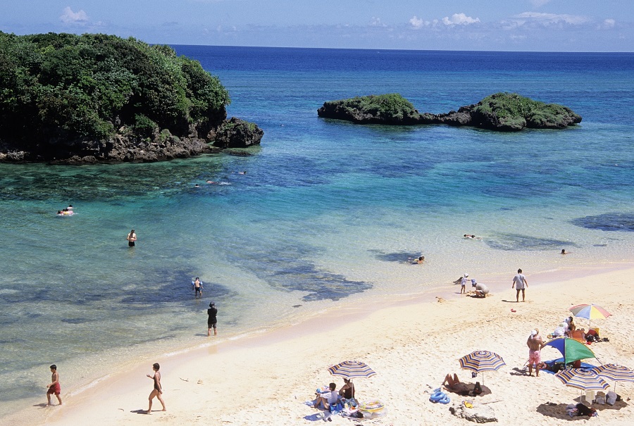 浅くて波静かな海は生き物も多く家族連れにおすすめ 撮影/瀬戸口 靖