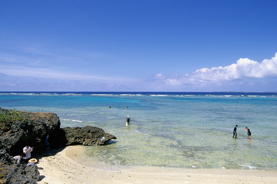 ワタンジ(写真中央)の左右に“天然のプール”が現れる 撮影/瀬戸口 靖
