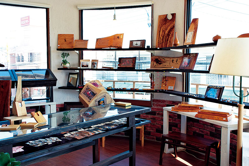 木目の美しさを生かしたジュエリーや雑貨を制作 木目の美しさを生かしたジュエリーや雑貨を制作