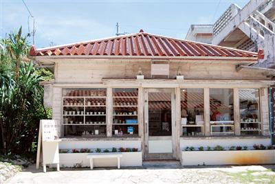 陶器はすべて、店舗の所在する「壺屋」の工房から