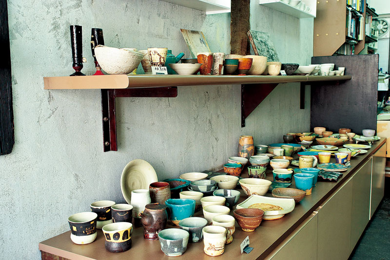 個性豊かな陶芸作家の作品をそろえる 個性豊かな陶芸作家の作品をそろえる