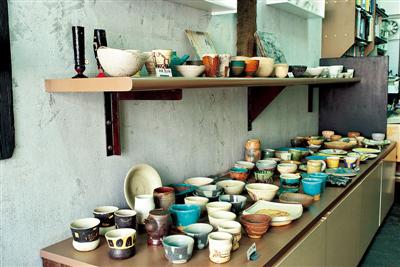 個性豊かな陶芸作家の作品をそろえる