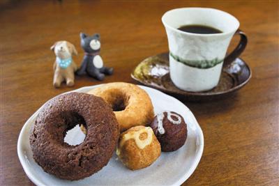 地元食材を使って作る話題の「クニガミドーナツ」