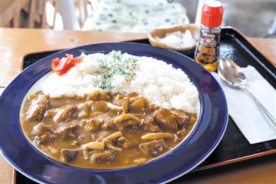自慢の猪豚を用いた「猪豚カレー」