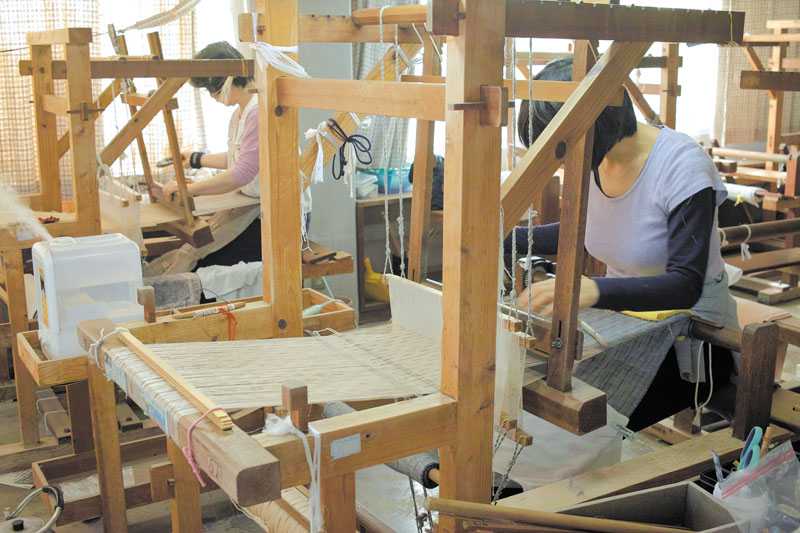 芭蕉布の糸紡ぎや織りなどの行程を見学できる 芭蕉布の糸紡ぎや織りなどの行程を見学できる