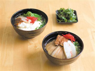 あっさりとした味わいと豊かなコクが楽しめる人気そば