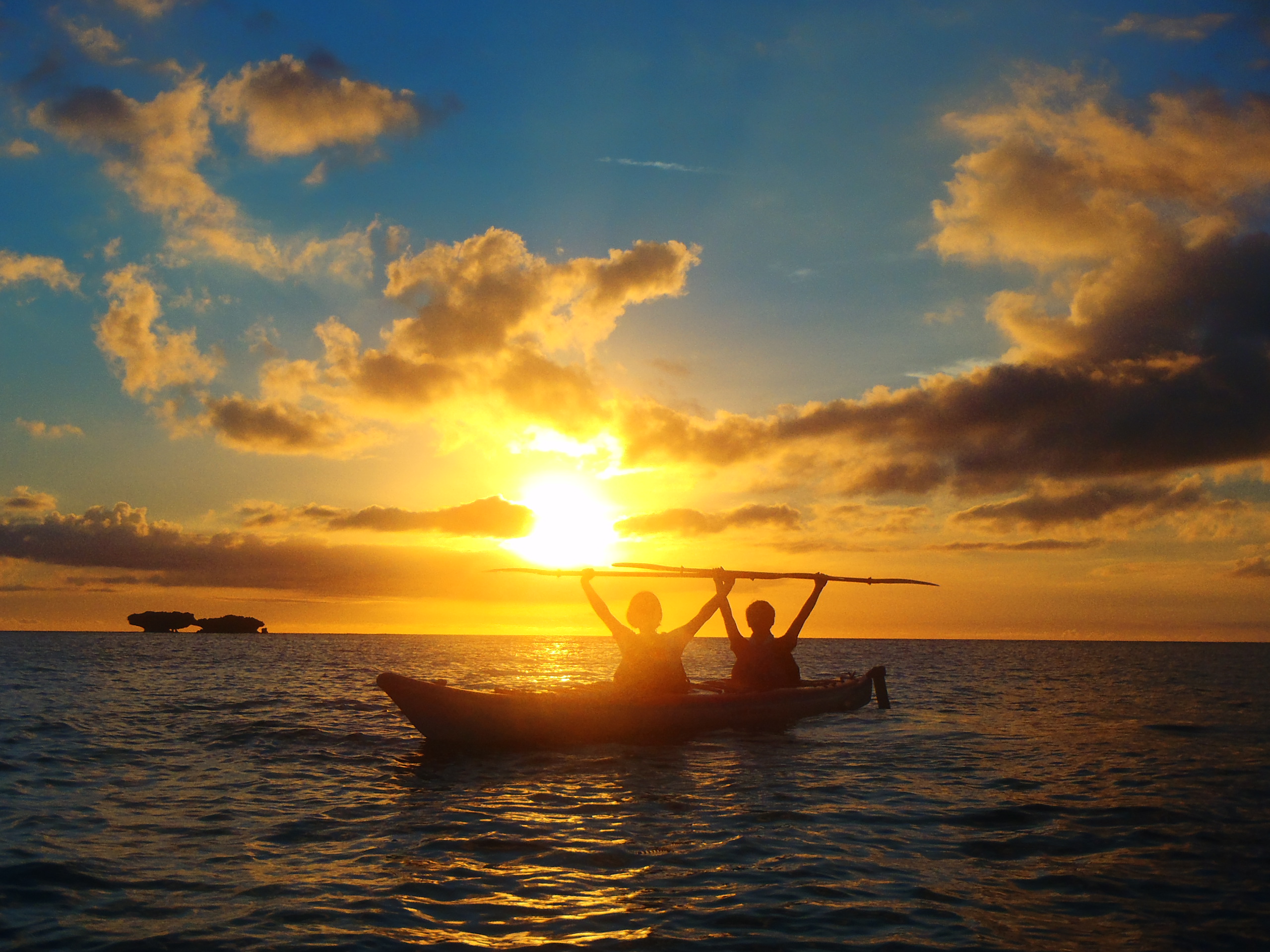本島すぐそばの無人島でサンセット。贅沢気分だ(写真提供/アースシップ沖縄)