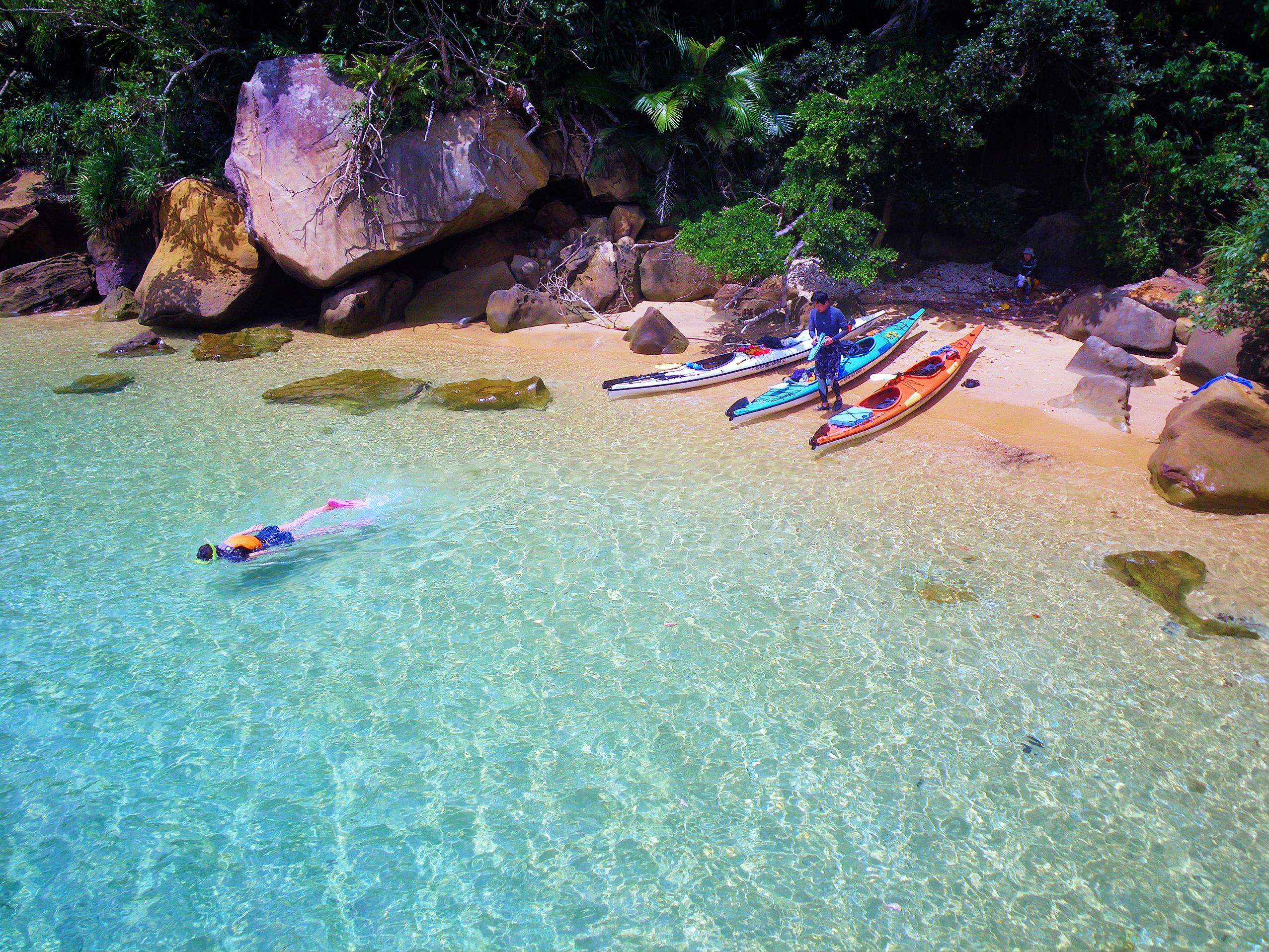 島を巡り、シュノーケリングで休憩(写真提供/ぱいしぃず) ぱいしぃず カヤック