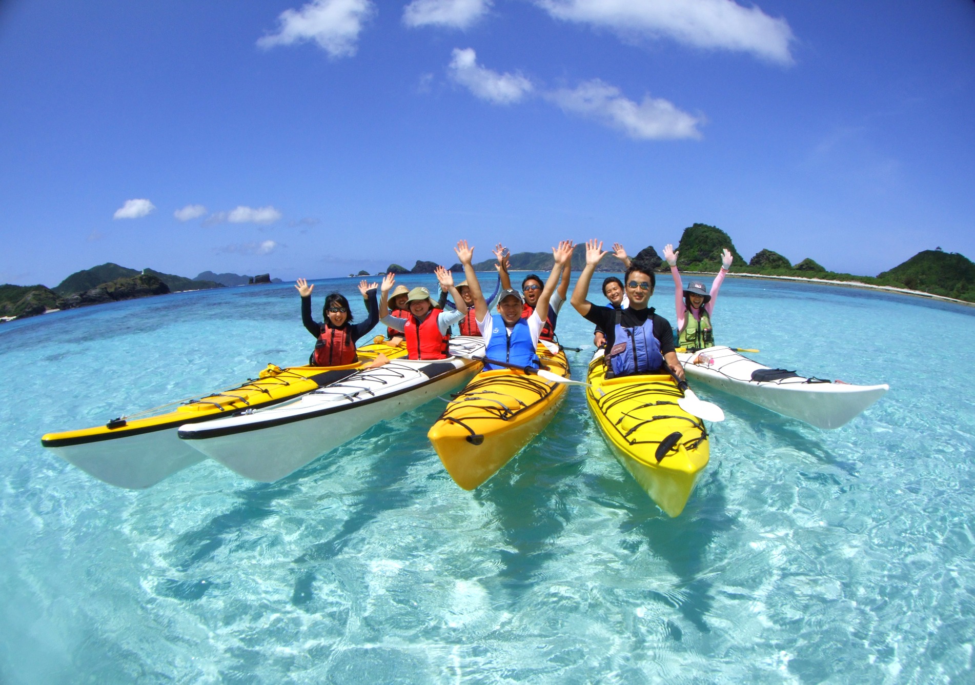 ブルーのコントラストを海の上から堪能(写真提供/ケラマカヤックセンター) ブルーのコントラストを海の上から堪能