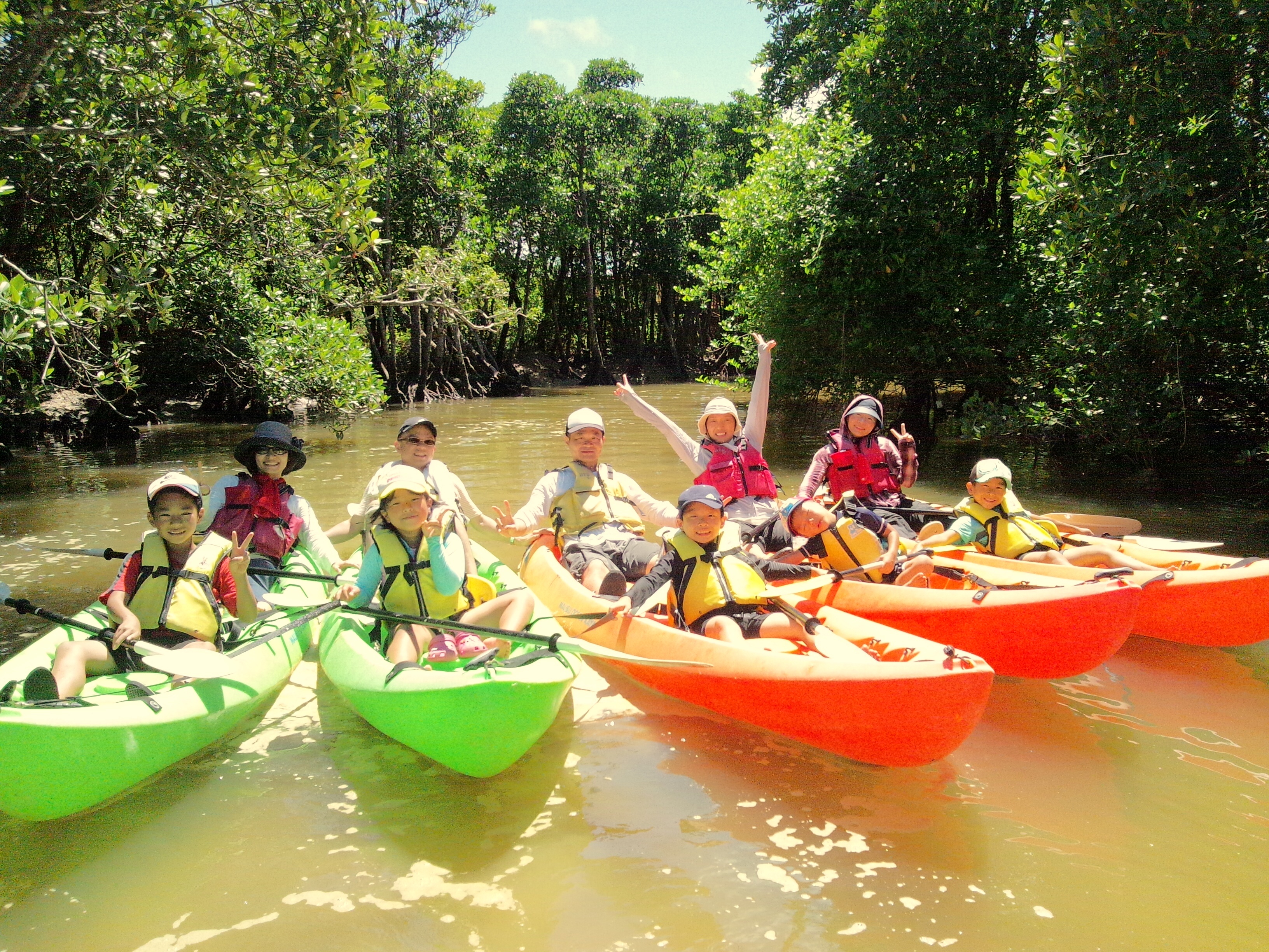 子どもも大人も自然と笑顔になる(写真提供/ふくらしゃや自然体験塾) 子どもも大人も自然と笑顔になる