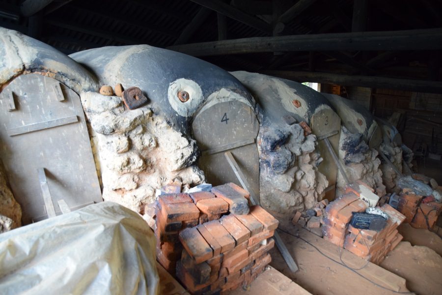 家族5人で作り上げた登り窯。半年に一度のペースで火入れを行っている 家族5人で作り上げた登り窯