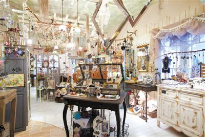 ナチュラルで優しい白をベースにした店内