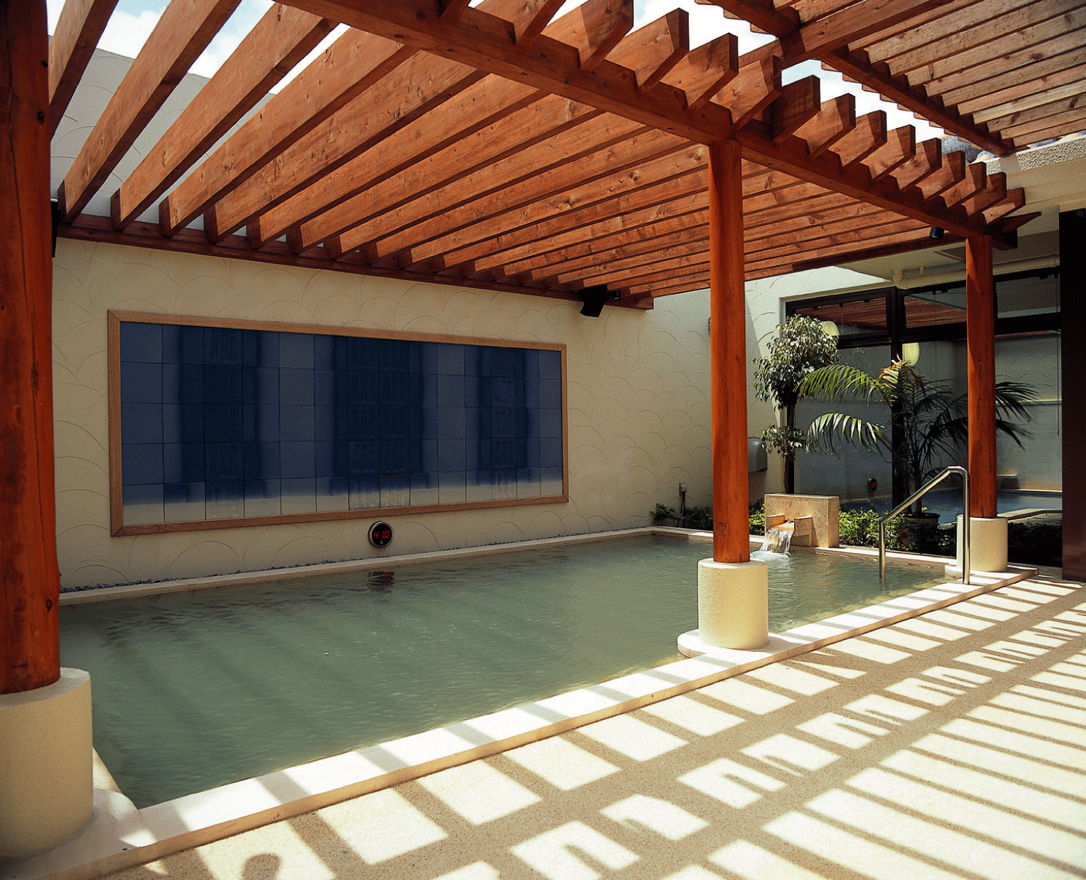 ビーチに隣接する天然掛け流し温泉 ビーチに隣接する天然掛け流し温泉