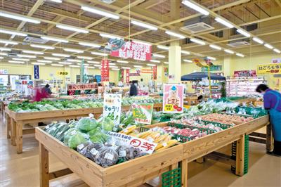 農産物エリアと海産物エリアに分かれた施設内