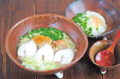 外人住宅を改装したモダンな空間で食べる沖縄そば