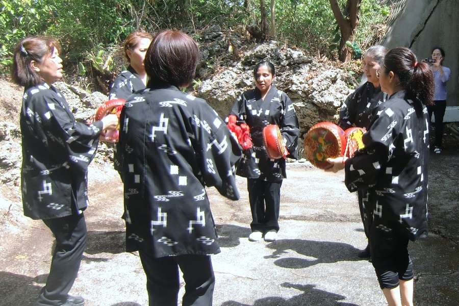 神聖な歌と踊り。奥武島の女性が捧げる祈りの行事