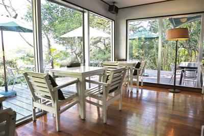 カフェ以外にブライダルも行える店内
