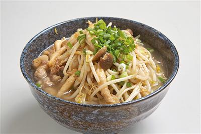ニンニクをたっぷり効かせた「猪豚肉そば」