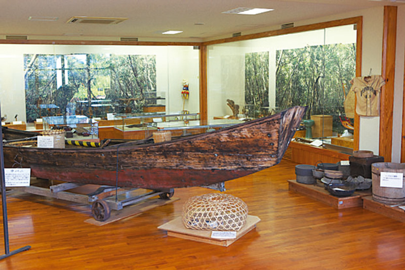漁師が使っていたサバニ(舟)も展示 漁師が使っていたサバニ(舟)も展示