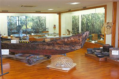 漁師が使っていたサバニ（舟）も展示