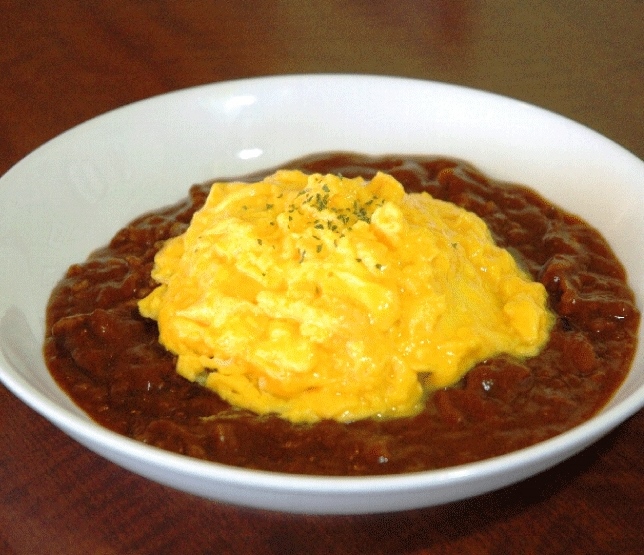 人気メニューのビーフシチューオムライス。デミグラスソースと卵の相性が抜群 人気メニューのビーフシチューオムライス。デミグラスソースと卵