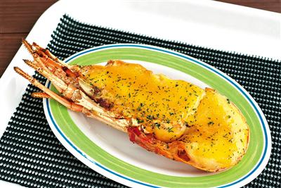 こんがり焼き上げた「イセエビのウニ風味ソース焼き」