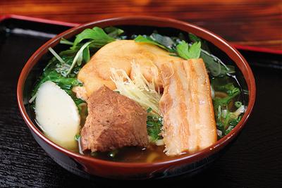 三枚肉、ソーキ、てびちが、贅沢にのった「フェーレーすば」
