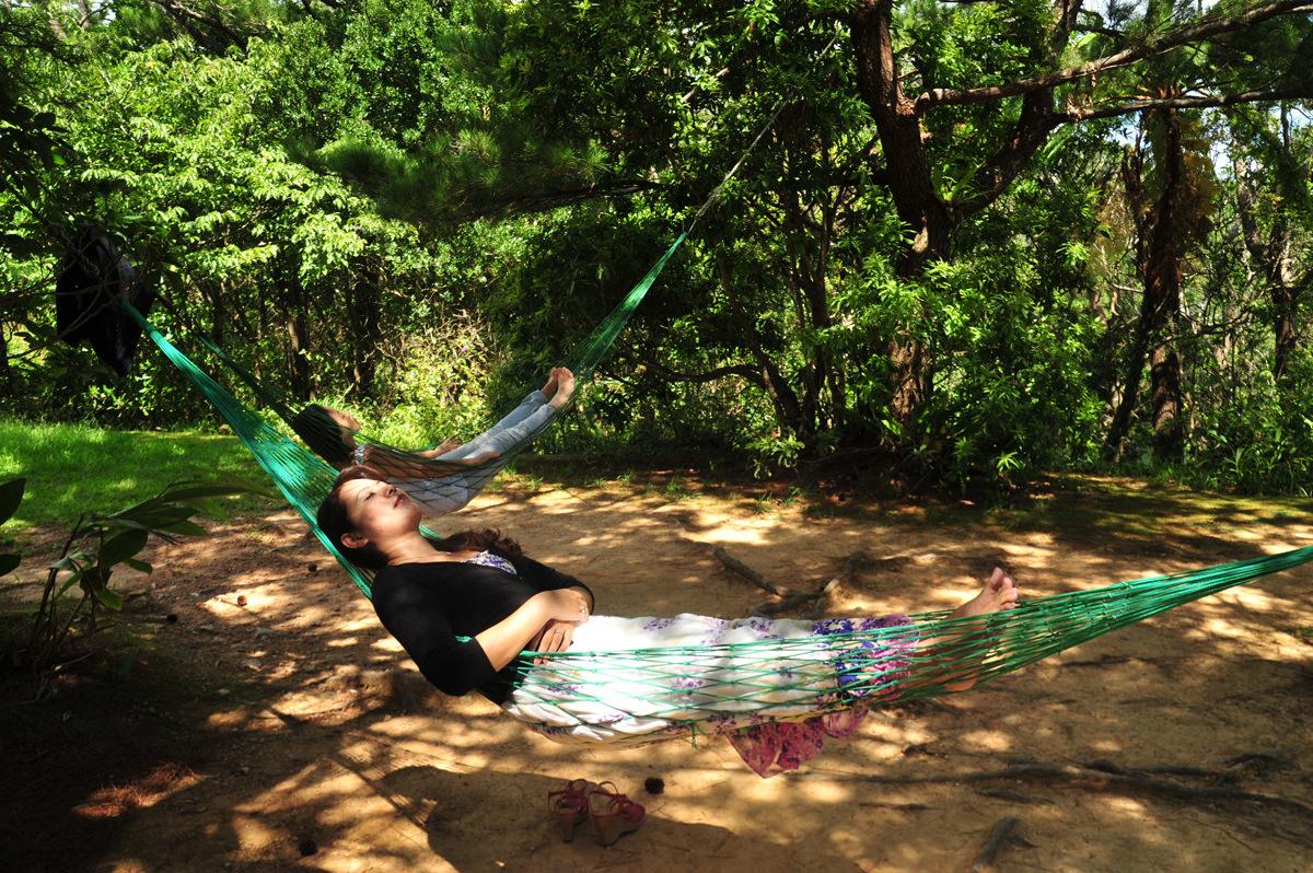 ちょっと疲れたらハンモックでひと休み ちょっと疲れたらハンモックでひと休み