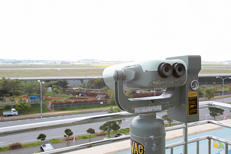 望遠鏡でのぞくと、基地内がよく見える 望遠鏡でのぞくと、基地内がよく見える